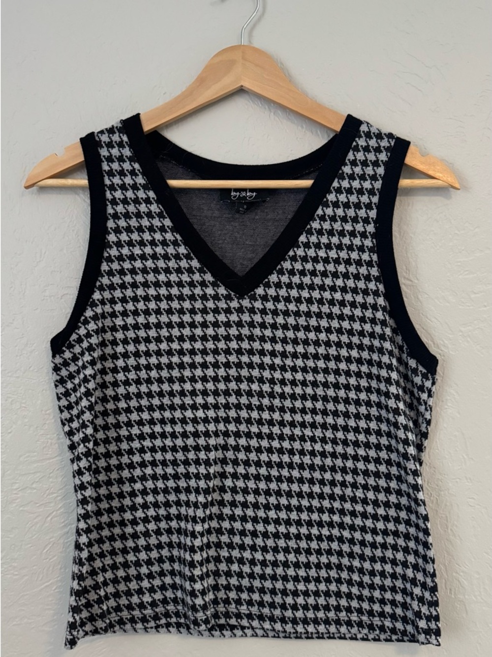 by & by Black and White Houndstooth V‑Neck Sweater Vest